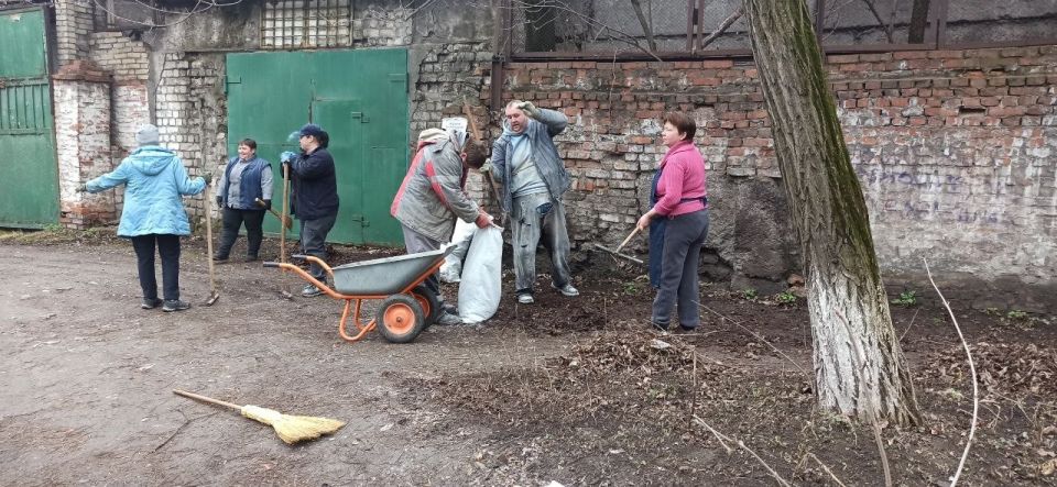 Работники Енакиевского хлебозавода вышли на общегородской субботник Работники Енакиевского хлебозавода вышли на общегородской субботник