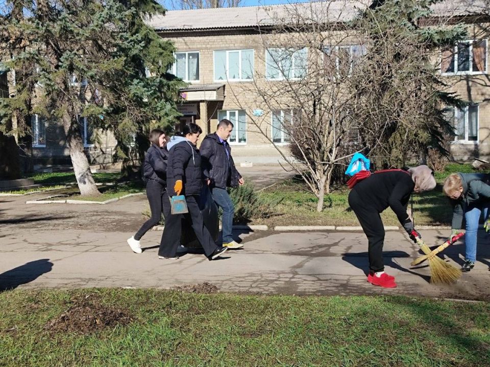 Сотрудники МБУ "Централизованная библиотечная система" совместно с МБУ ДО "Харцызская детская школа искусств" привели в порядок сквер и переулок имени С. М. Николенко Сотрудники МБУ "Централизованная библиотечная система" совместно с МБУ ДО "Харцызская детская школа искусств" привели в порядок сквер и переулок имени С. М. Николенко
