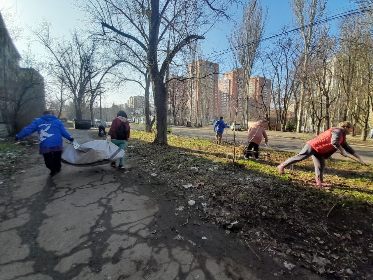 Валентин Левченко: Сегодня сотрудники Управы Киевского внутригородского района не остались в стороне и активно включились в общегородской субботник! Валентин Левченко: Сегодня сотрудники Управы Киевского внутригородского района не остались в стороне и активно включились в общегородской субботник!