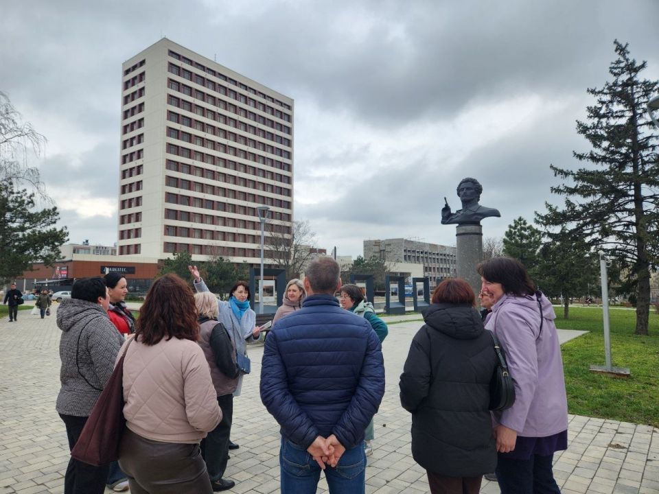 Делегация системы образования Долгоруковского района Липецкой области ознакомилась с историческим и культурным наследием Мариуполя Делегация системы образования Долгоруковского района Липецкой области ознакомилась с историческим и культурным наследием Мариуполя