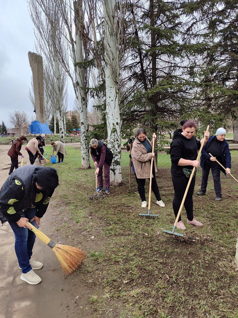 Игорь Мартынов: Сотрудники сферы образования вышли на общегородской субботник Игорь Мартынов: Сотрудники сферы образования вышли на общегородской субботник