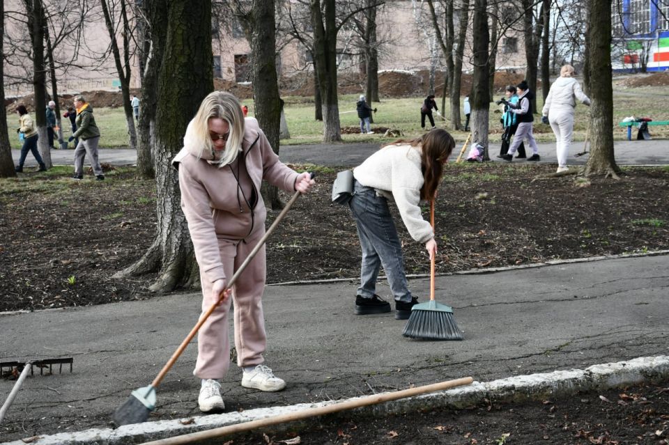 ОБЩЕГОРОДСКОЙ СУББОТНИК В ДЕБАЛЬЦЕВО ОБЩЕГОРОДСКОЙ СУББОТНИК В ДЕБАЛЬЦЕВО
