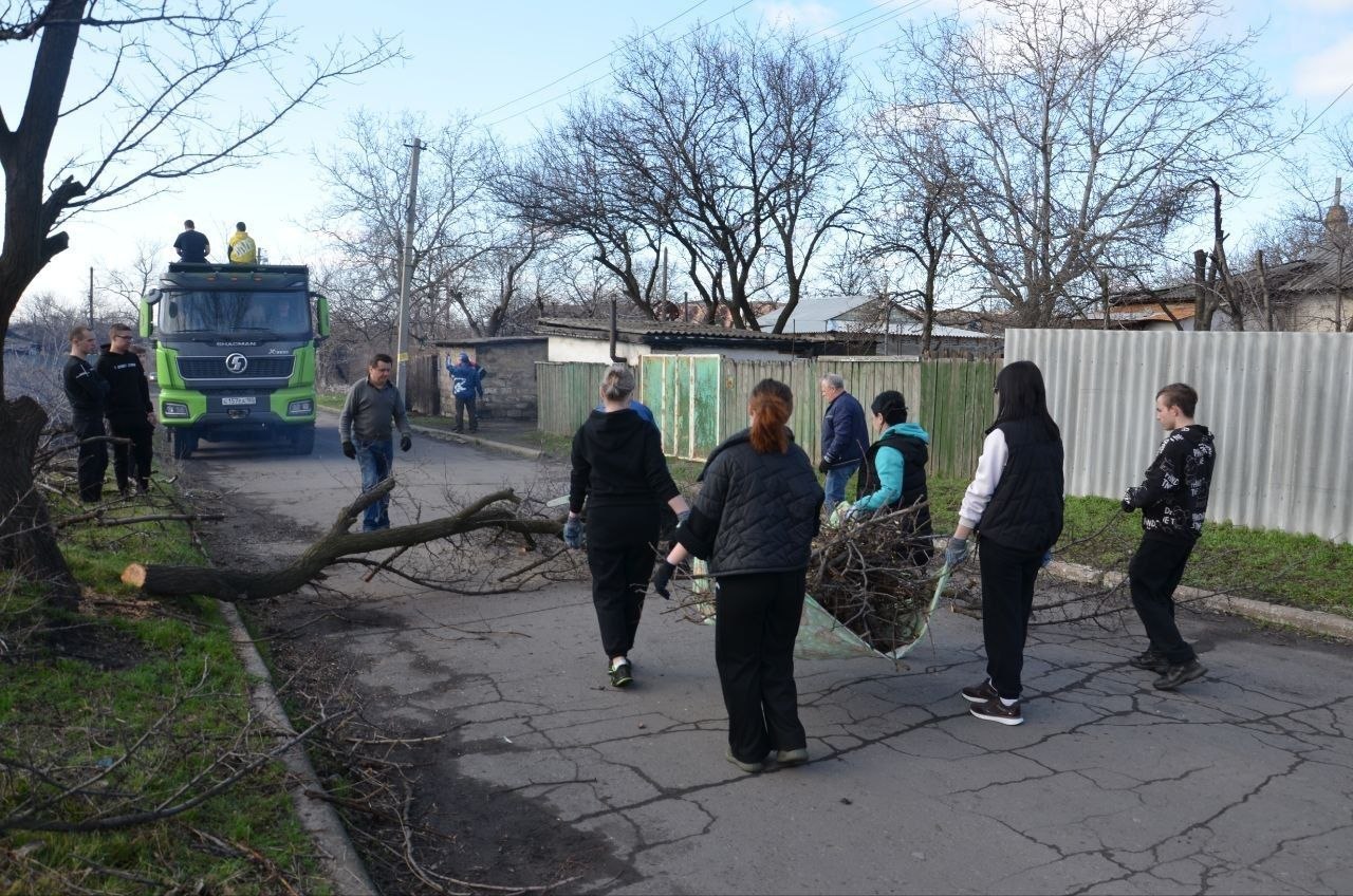 Сегодня, 28 марта, в рамках проекта "Городская среда", проведен общегородской субботник, в котором приняли участие Секретарь Торезского местного отделения партии "Единая Россия" Артём Чесноков, Председатель Торезского... Сегодня, 28 марта, в рамках проекта "Городская среда", проведен общегородской субботник, в котором приняли участие Секретарь Торезского местного отделения партии "Единая Россия" Артём Чесноков, Председатель Торезского...