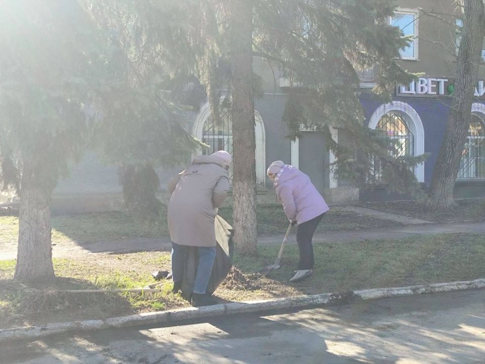 Сотрудники МБУ "Централизованная библиотечная система" совместно с МБУ ДО "Харцызская детская школа искусств" привели в порядок сквер и переулок имени С. М. Николенко Сотрудники МБУ "Централизованная библиотечная система" совместно с МБУ ДО "Харцызская детская школа искусств" привели в порядок сквер и переулок имени С. М. Николенко