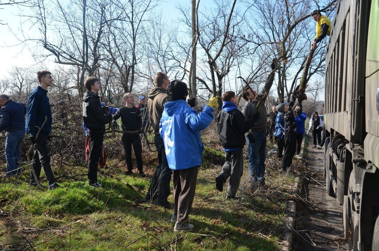 Сегодня, 28 марта, в рамках проекта "Городская среда", проведен общегородской субботник, в котором приняли участие Секретарь Торезского местного отделения партии "Единая Россия" Артём Чесноков, Председатель Торезского... Сегодня, 28 марта, в рамках проекта "Городская среда", проведен общегородской субботник, в котором приняли участие Секретарь Торезского местного отделения партии "Единая Россия" Артём Чесноков, Председатель Торезского...