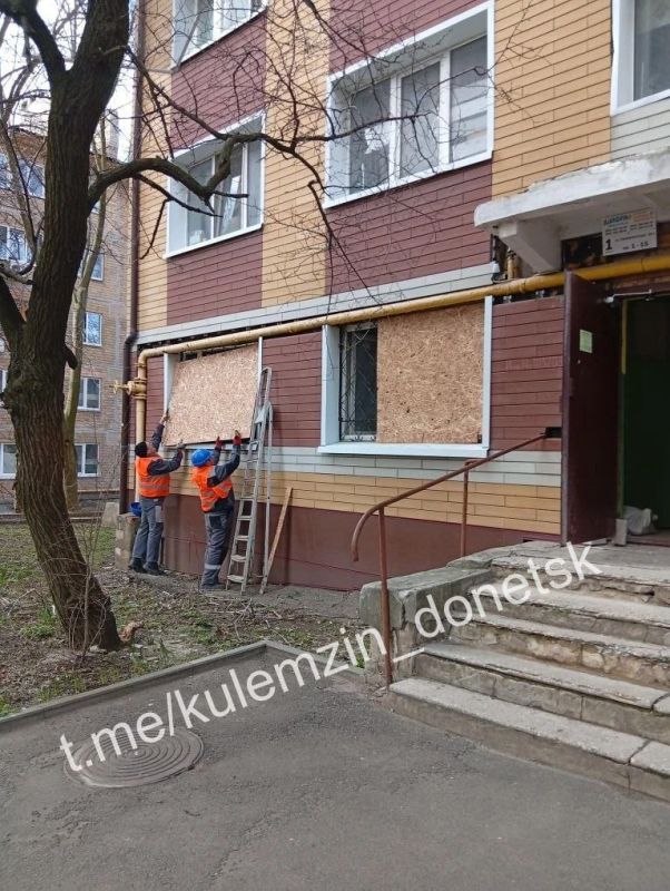 Московский подрядчик закрывает выбитые окна после вчерашнего обстрела ВСУ Ворошиловском районе Московский подрядчик закрывает выбитые окна после вчерашнего обстрела ВСУ Ворошиловском районе