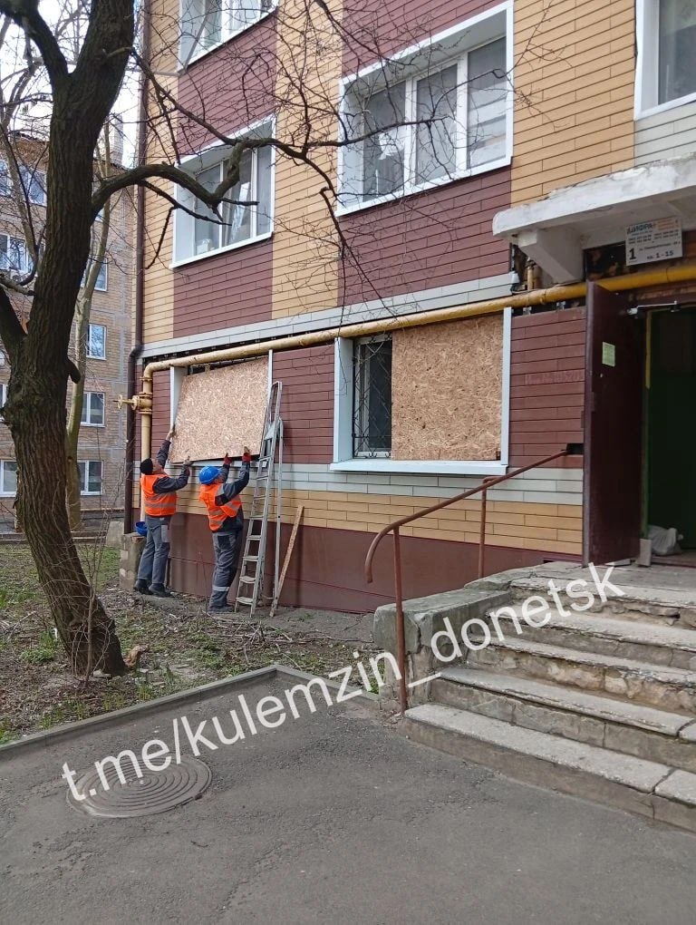 Московский подрядчик закрывает выбитые окна после вчерашнего обстрела ВСУ Ворошиловском районе Московский подрядчик закрывает выбитые окна после вчерашнего обстрела ВСУ Ворошиловском районе