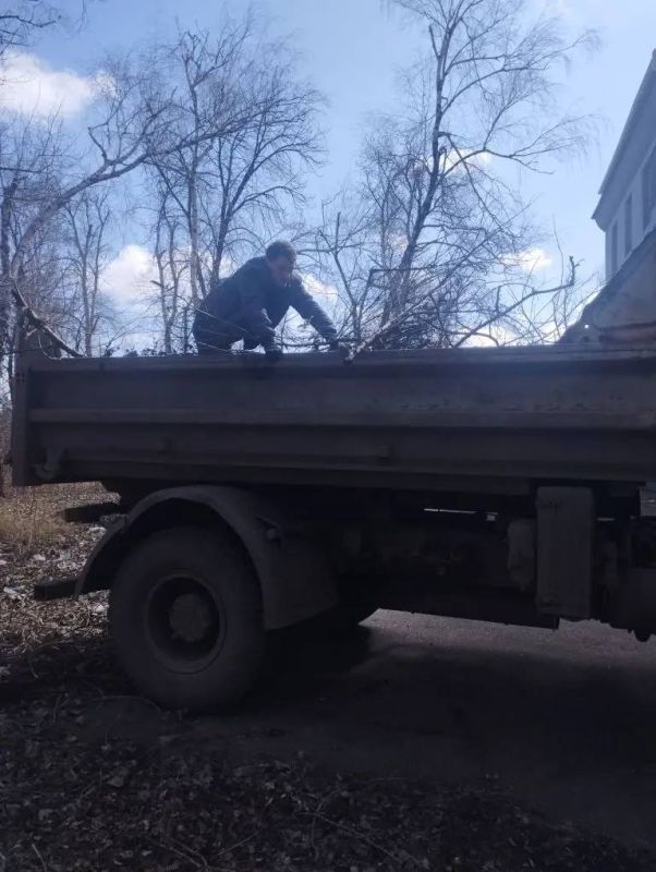 Сегодня сотрудники МБУ «Харцызский городской Дворец культуры» приняли участие в республиканском субботнике на территории сквера у Дворца культуры им. К. Маркса, были убраны поросли, сухостой и прошлогодняя листва, также было... Сегодня сотрудники МБУ «Харцызский городской Дворец культуры» приняли участие в республиканском субботнике на территории сквера у Дворца культуры им. К. Маркса, были убраны поросли, сухостой и прошлогодняя листва, также было...