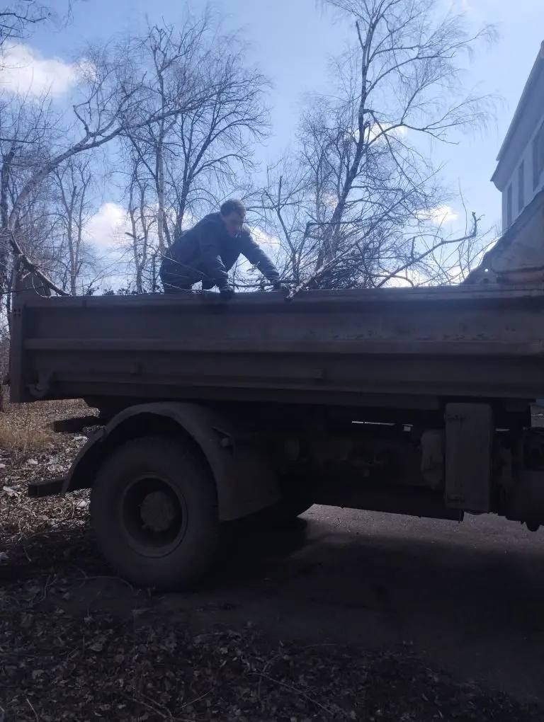 Сегодня сотрудники МБУ «Харцызский городской Дворец культуры» приняли участие в республиканском субботнике на территории сквера у Дворца культуры им. К. Маркса, были убраны поросли, сухостой и прошлогодняя листва, также было... Сегодня сотрудники МБУ «Харцызский городской Дворец культуры» приняли участие в республиканском субботнике на территории сквера у Дворца культуры им. К. Маркса, были убраны поросли, сухостой и прошлогодняя листва, также было...
