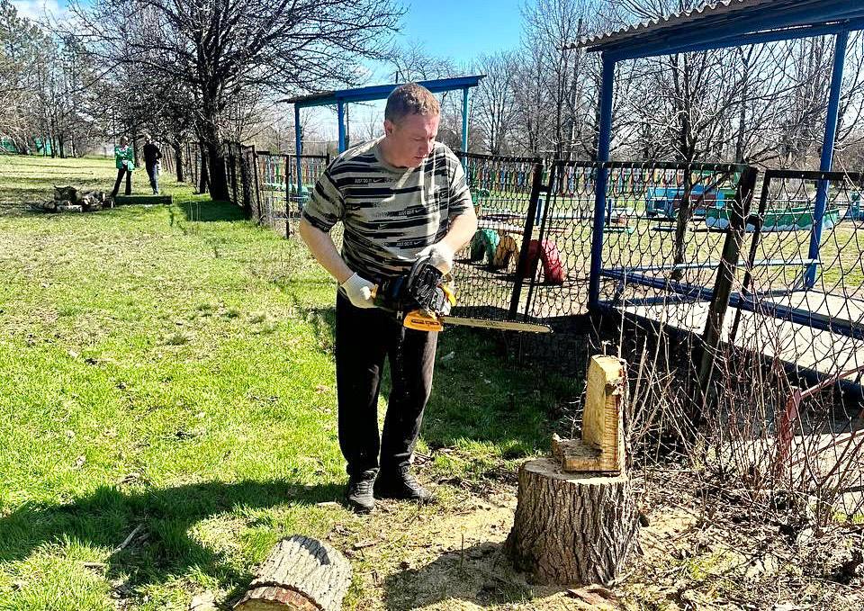 Когда дело — в единстве. Аппарат и депутаты Харцызского городского совета провели субботник в пгт Когда дело — в единстве. Аппарат и депутаты Харцызского городского совета провели субботник в пгт
