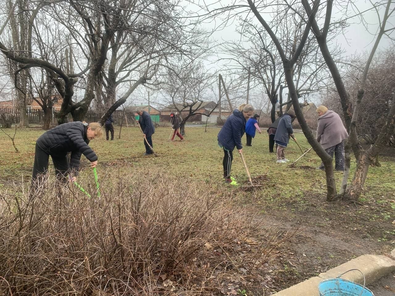 В Торезе состоялся общегородской субботник В Торезе состоялся общегородской субботник