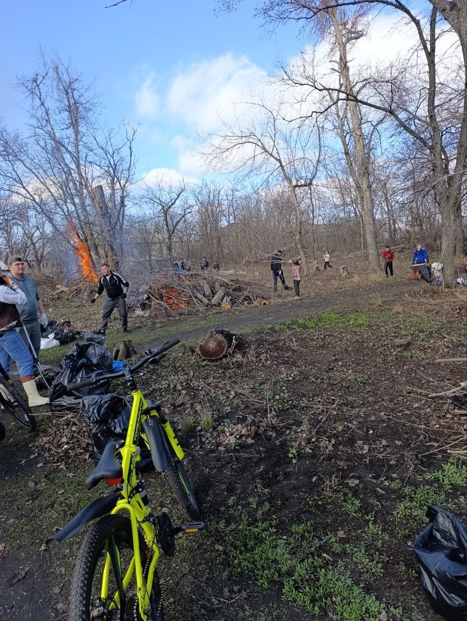 В Торезе состоялся общегородской субботник в парке по ул.Кошевого В Торезе состоялся общегородской субботник в парке по ул.Кошевого