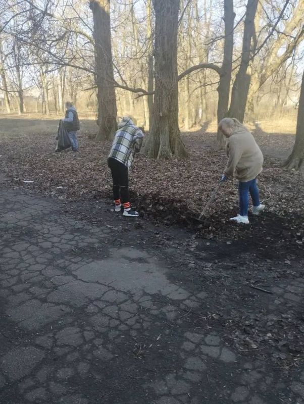 Сегодня сотрудники МБУ «Харцызский городской Дворец культуры» приняли участие в республиканском субботнике на территории сквера у Дворца культуры им. К. Маркса, были убраны поросли, сухостой и прошлогодняя листва, также было... Сегодня сотрудники МБУ «Харцызский городской Дворец культуры» приняли участие в республиканском субботнике на территории сквера у Дворца культуры им. К. Маркса, были убраны поросли, сухостой и прошлогодняя листва, также было...