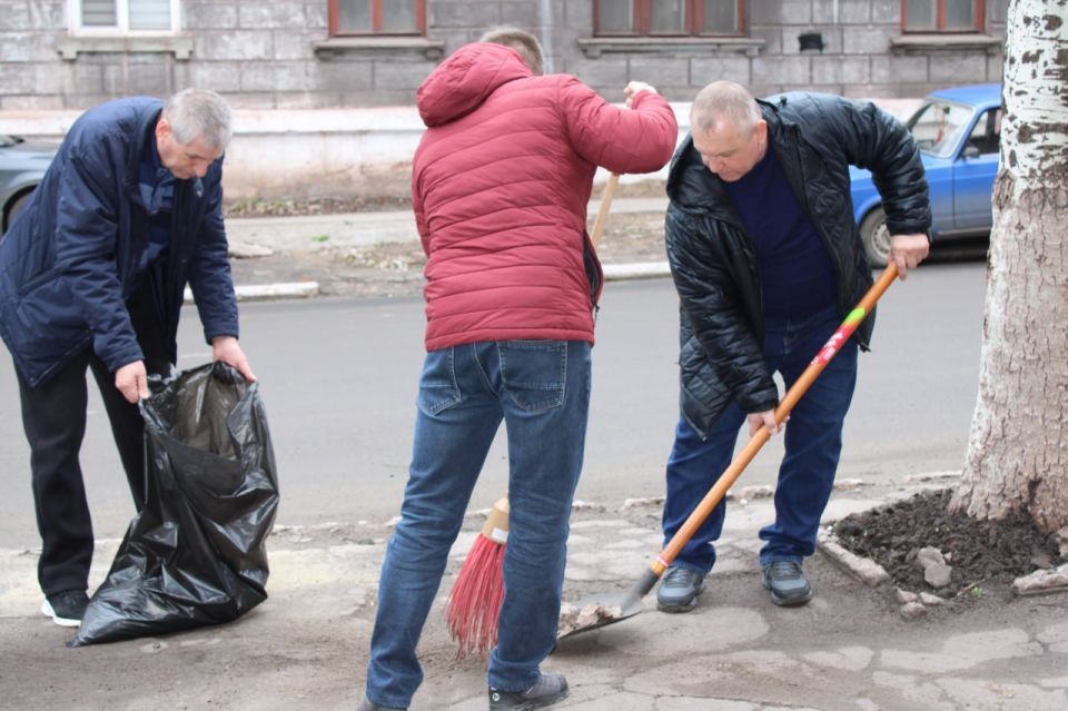 Александр Петрикин: 27 марта возле администрации Краснолиманского муниципального округа состоялся санитарный день в рамках ежегодной акции «Зеленый Донбасс» Александр Петрикин: 27 марта возле администрации Краснолиманского муниципального округа состоялся санитарный день в рамках ежегодной акции «Зеленый Донбасс»