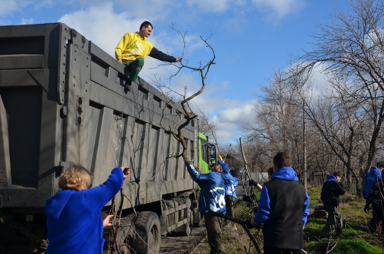 Сегодня, 28 марта, в рамках проекта "Городская среда", проведен общегородской субботник, в котором приняли участие Секретарь Торезского местного отделения партии "Единая Россия" Артём Чесноков, Председатель Торезского... Сегодня, 28 марта, в рамках проекта "Городская среда", проведен общегородской субботник, в котором приняли участие Секретарь Торезского местного отделения партии "Единая Россия" Артём Чесноков, Председатель Торезского...