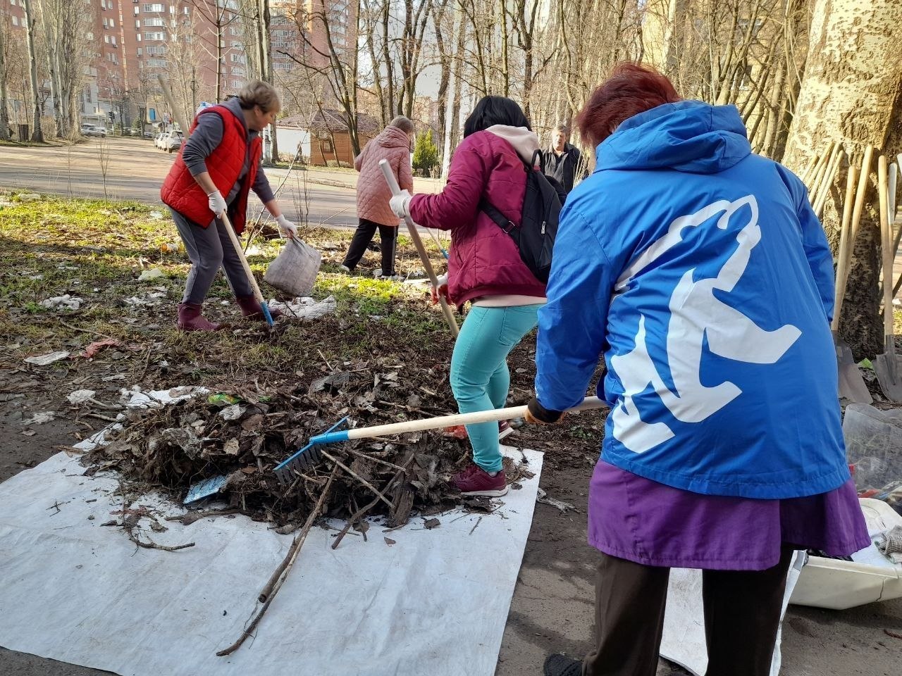 Валентин Левченко: Сегодня сотрудники Управы Киевского внутригородского района не остались в стороне и активно включились в общегородской субботник! Валентин Левченко: Сегодня сотрудники Управы Киевского внутригородского района не остались в стороне и активно включились в общегородской субботник!