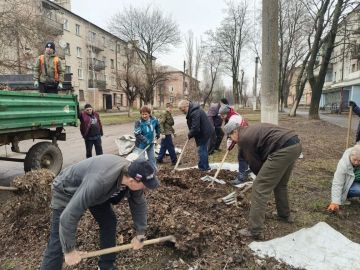 Весна– это традиционное время наведения чистоты и порядка, а субботники - добрая традиция, объединяющая поколения