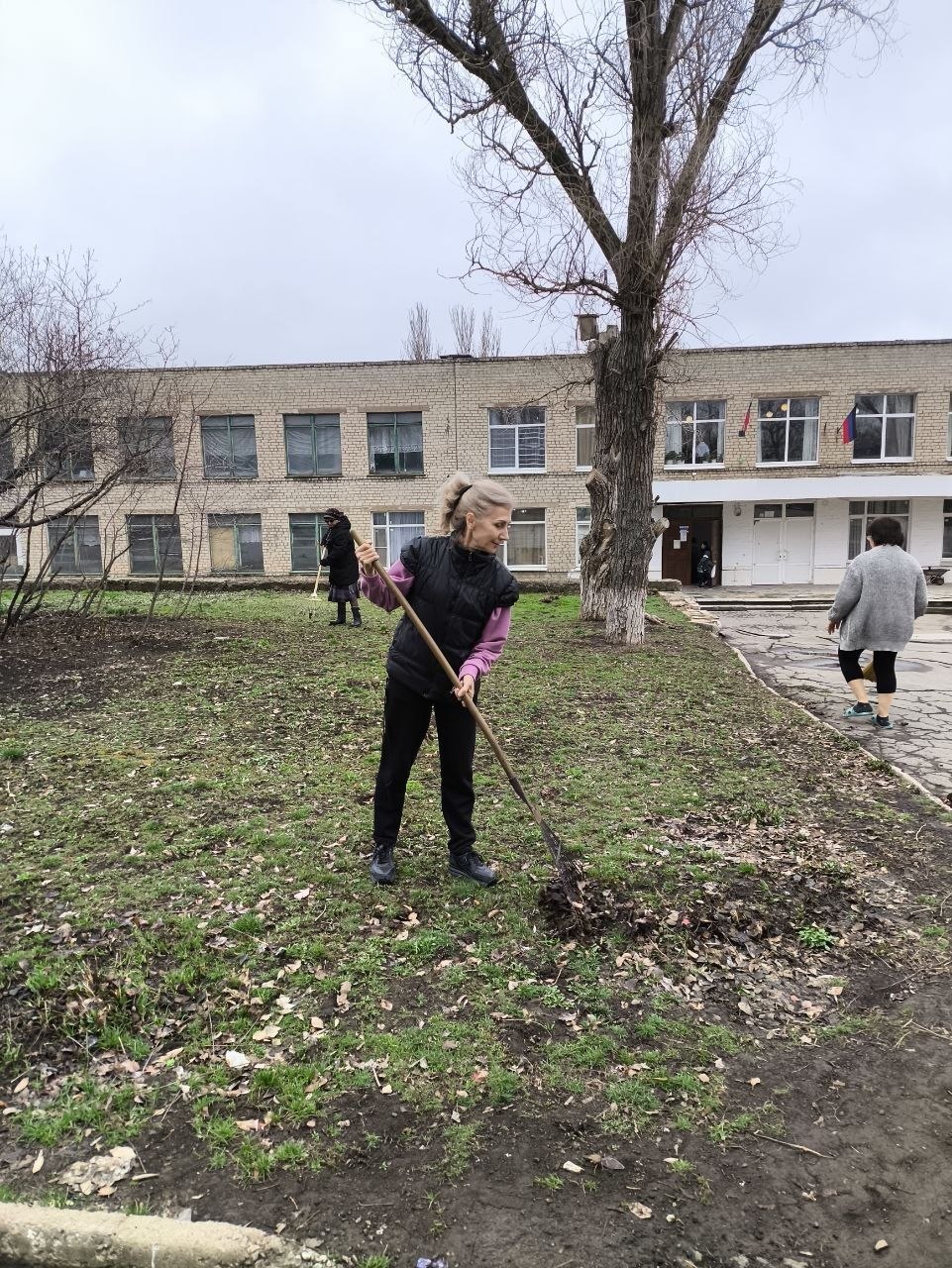 В Торезе состоялся общегородской субботник В Торезе состоялся общегородской субботник