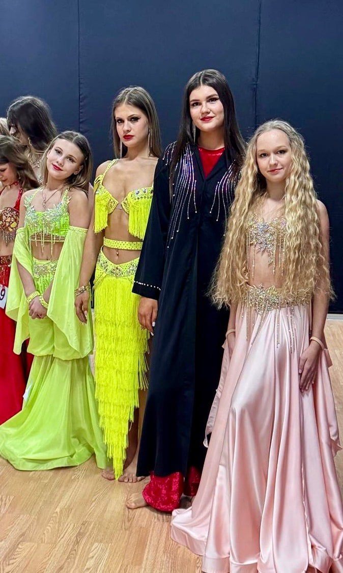 Активистки Совета женщин Шахтёрска и Женского движения партии «Единая Россия», участницы школы восточного танца «Зарифи+», с триумфом выступили на Межрегиональном рейтинговом чемпионате «АМУН-РА» в Москве Активистки Совета женщин Шахтёрска и Женского движения партии «Единая Россия», участницы школы восточного танца «Зарифи+», с триумфом выступили на Межрегиональном рейтинговом чемпионате «АМУН-РА» в Москве