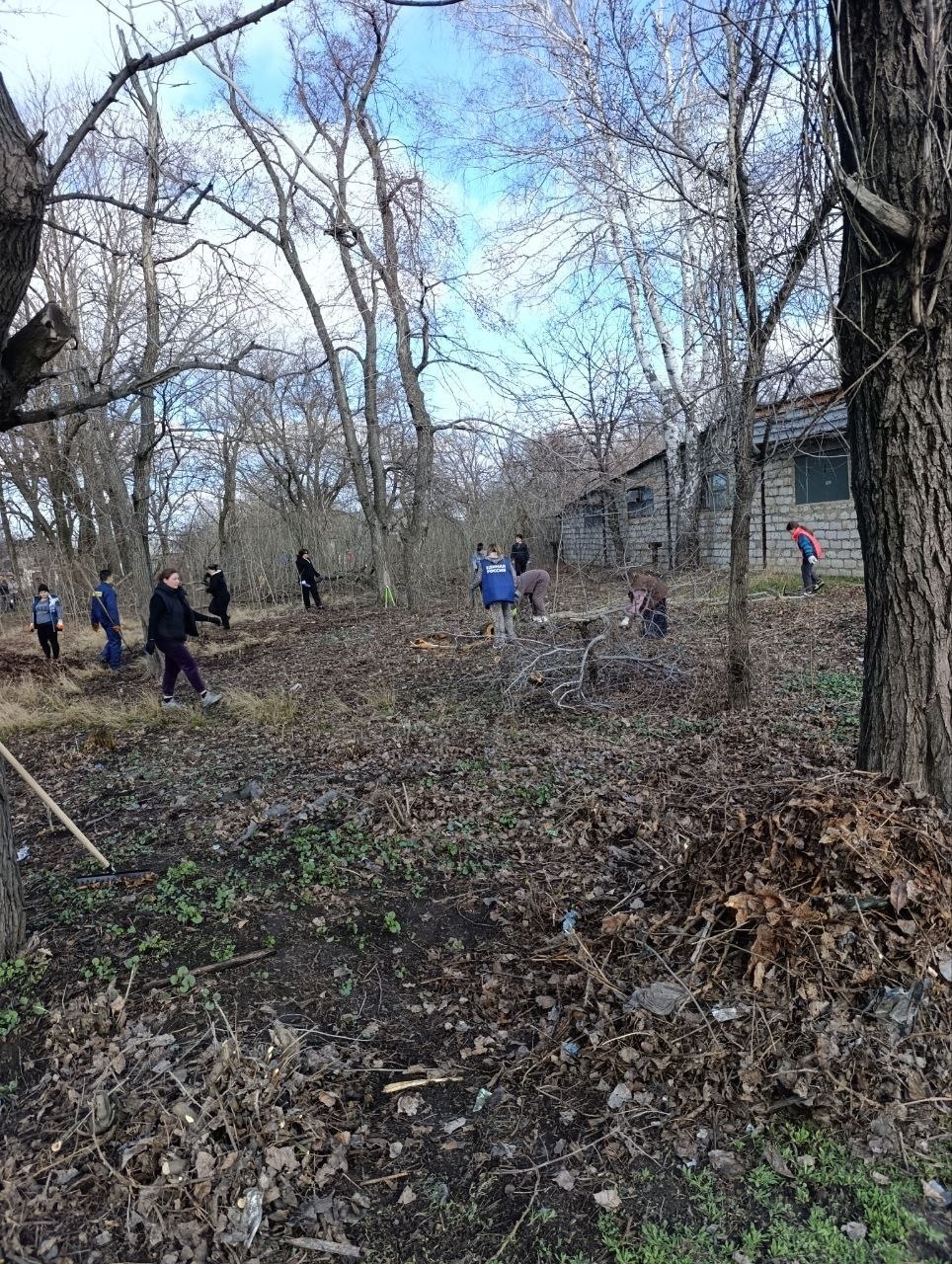 В Торезе состоялся общегородской субботник в парке по ул.Кошевого В Торезе состоялся общегородской субботник в парке по ул.Кошевого