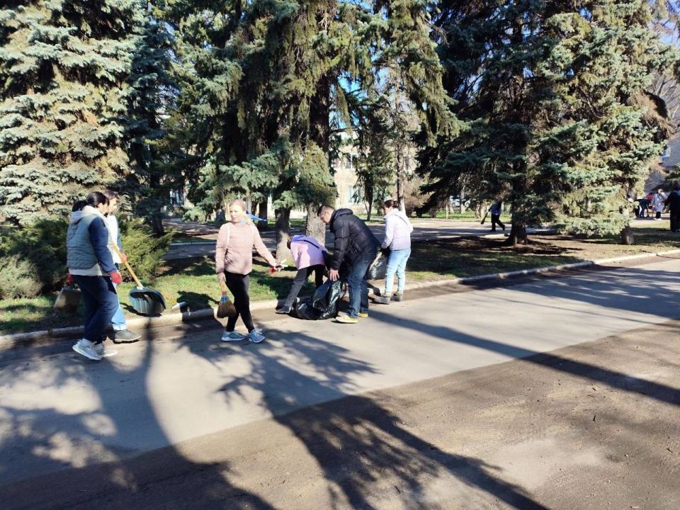 Сотрудники МБУ "Централизованная библиотечная система" совместно с МБУ ДО "Харцызская детская школа искусств" привели в порядок сквер и переулок имени С. М. Николенко Сотрудники МБУ "Централизованная библиотечная система" совместно с МБУ ДО "Харцызская детская школа искусств" привели в порядок сквер и переулок имени С. М. Николенко