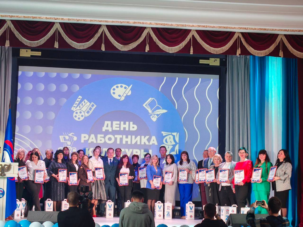 В Шахтерске чествовали лучших работников культуры ДНР В Шахтерске чествовали лучших работников культуры ДНР