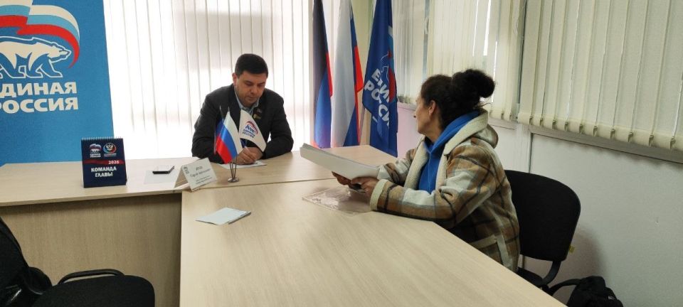 Депутат Народного Совета ДНР Сергей Ярош провел прием в общественной приемной Амвросиевского местного отделения Всероссийской политической партии «Единая Россия» Депутат Народного Совета ДНР Сергей Ярош провел прием в общественной приемной Амвросиевского местного отделения Всероссийской политической партии «Единая Россия»