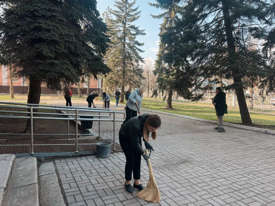 Борис Трима: В Мангуше прошел традиционный субботник Борис Трима: В Мангуше прошел традиционный субботник