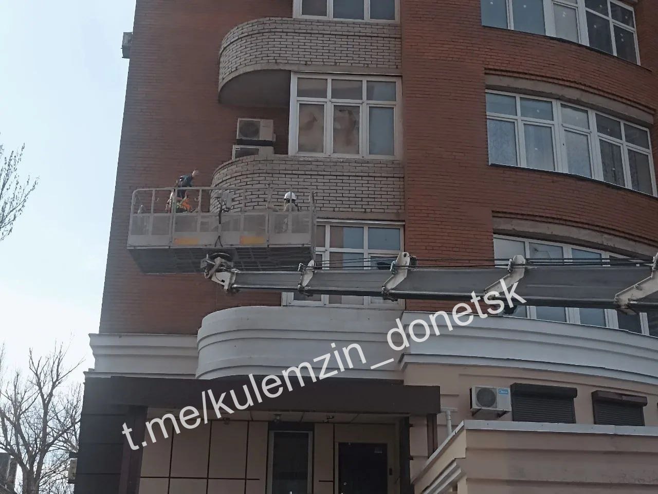 Московский подрядчик закрывает выбитые окна после вчерашнего обстрела ВСУ Ворошиловском районе Московский подрядчик закрывает выбитые окна после вчерашнего обстрела ВСУ Ворошиловском районе