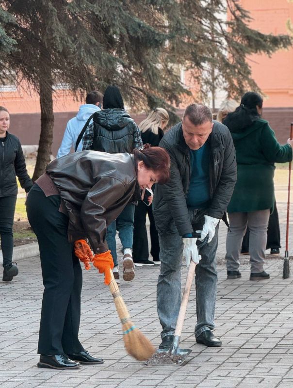 Борис Трима: В Мангуше прошел традиционный субботник Борис Трима: В Мангуше прошел традиционный субботник