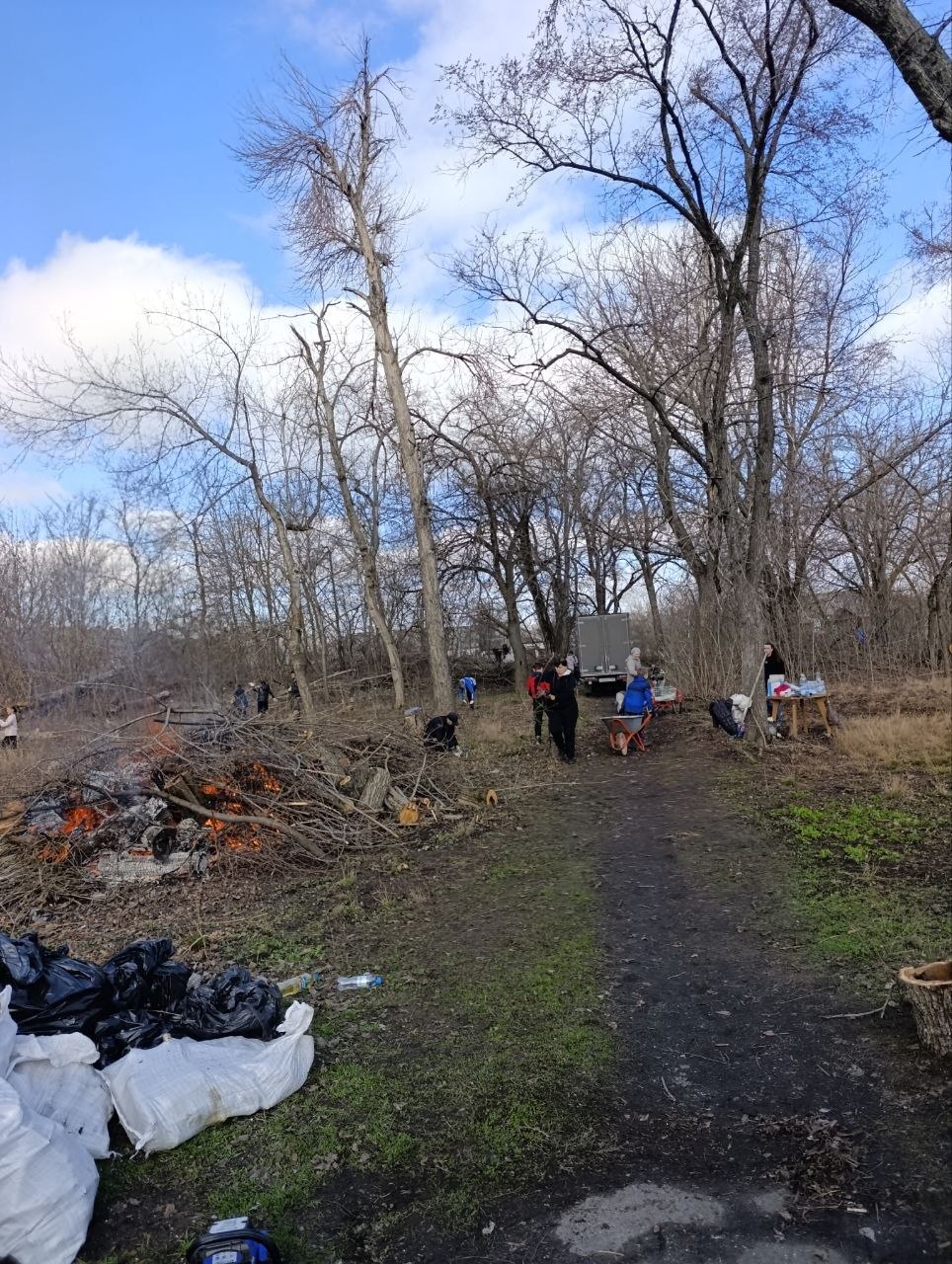 В Торезе состоялся общегородской субботник в парке по ул.Кошевого В Торезе состоялся общегородской субботник в парке по ул.Кошевого