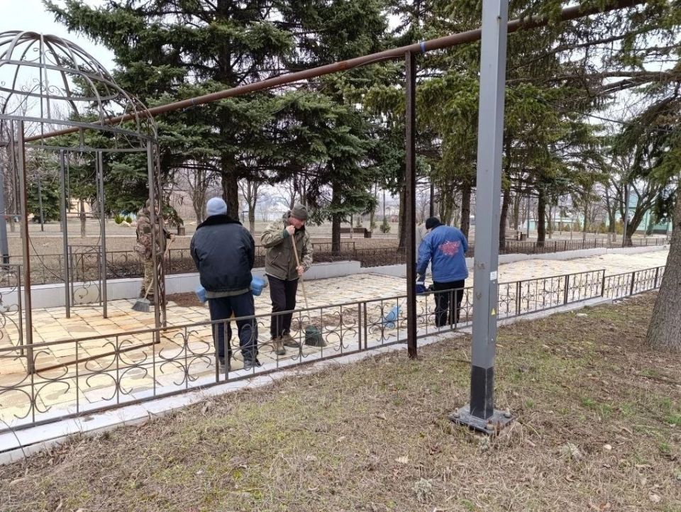 В Новолуганском прошёл субботник! В Новолуганском прошёл субботник!