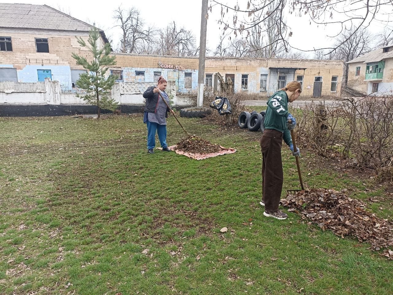 В Торезе состоялся общегородской субботник В Торезе состоялся общегородской субботник