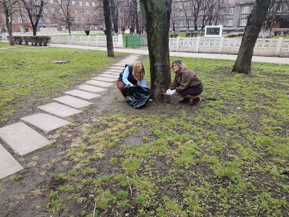 Игорь Мартынов: Енакиевский городской совет принял участие в общегородском субботнике Игорь Мартынов: Енакиевский городской совет принял участие в общегородском субботнике