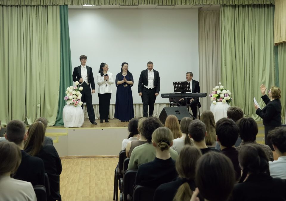 Русские романсы прозвучали для донецких школьников Русские романсы прозвучали для донецких школьников