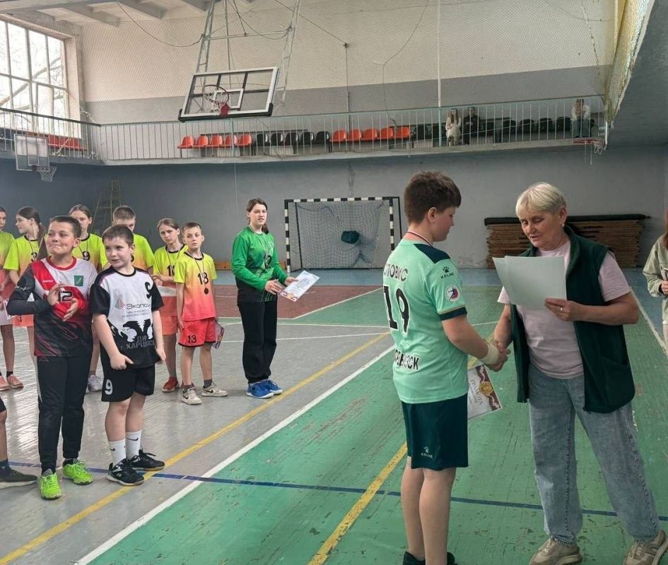 29 марта на базе спортивного комплекса "Трубник" прошло открытое Первенство города Харцызска по гандболу среди юношей и девушек 2012 г.р. и младше 29 марта на базе спортивного комплекса "Трубник" прошло открытое Первенство города Харцызска по гандболу среди юношей и девушек 2012 г.р. и младше