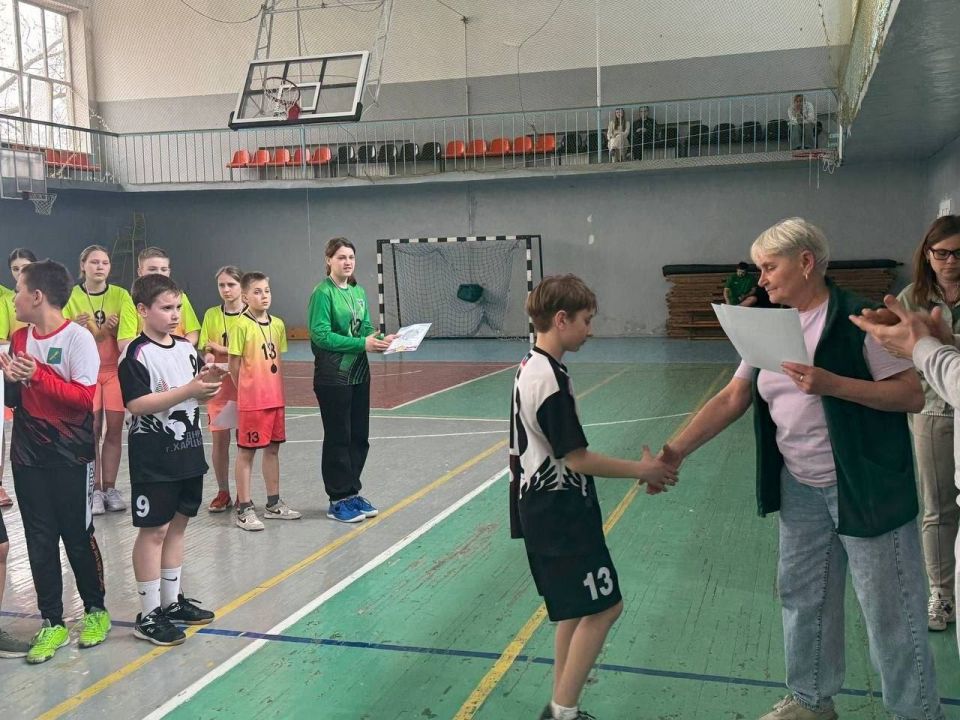 29 марта на базе спортивного комплекса "Трубник" прошло открытое Первенство города Харцызска по гандболу среди юношей и девушек 2012 г.р. и младше 29 марта на базе спортивного комплекса "Трубник" прошло открытое Первенство города Харцызска по гандболу среди юношей и девушек 2012 г.р. и младше