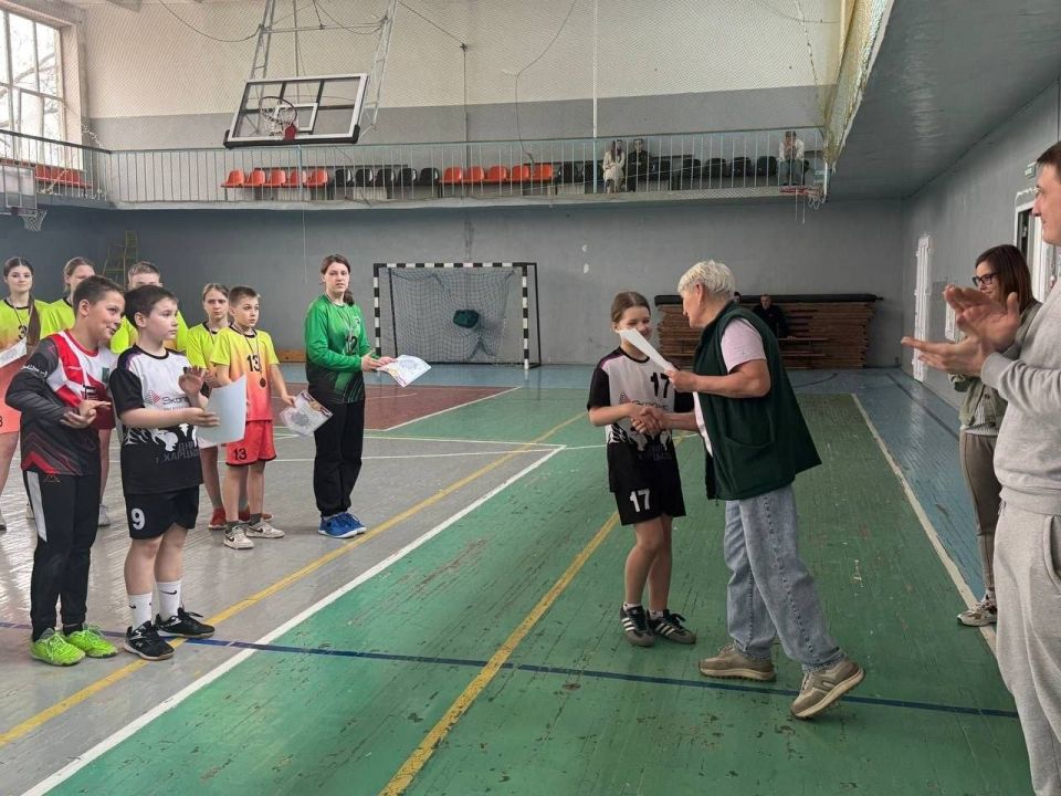 29 марта на базе спортивного комплекса "Трубник" прошло открытое Первенство города Харцызска по гандболу среди юношей и девушек 2012 г.р. и младше 29 марта на базе спортивного комплекса "Трубник" прошло открытое Первенство города Харцызска по гандболу среди юношей и девушек 2012 г.р. и младше