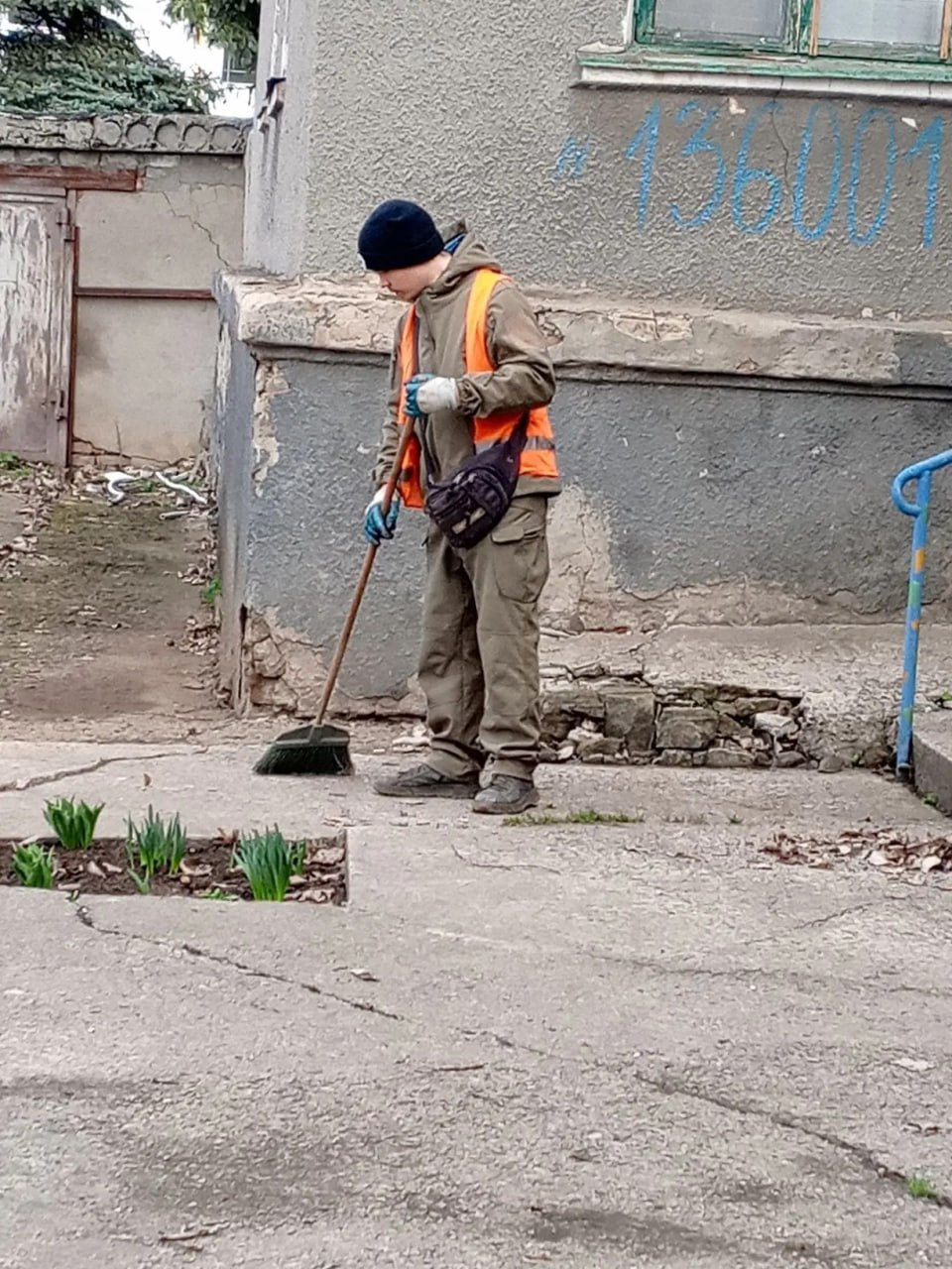 Сотрудники производственного участка №6 ЖРУ (пгт Мироновский) Енакиевского филиала по управлению МКД провели плановые работы по санитарному содержанию жилого фонда