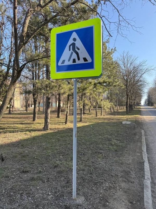 Александр Качанов: В марте текущего года городской округ Докучаевск пополнился 45 новыми дорожными знаками, а также одним дорожным зеркалом, что призвано улучшить видимость и предотвратить аварийные ситуации Александр Качанов: В марте текущего года городской округ Докучаевск пополнился 45 новыми дорожными знаками, а также одним дорожным зеркалом, что призвано улучшить видимость и предотвратить аварийные ситуации