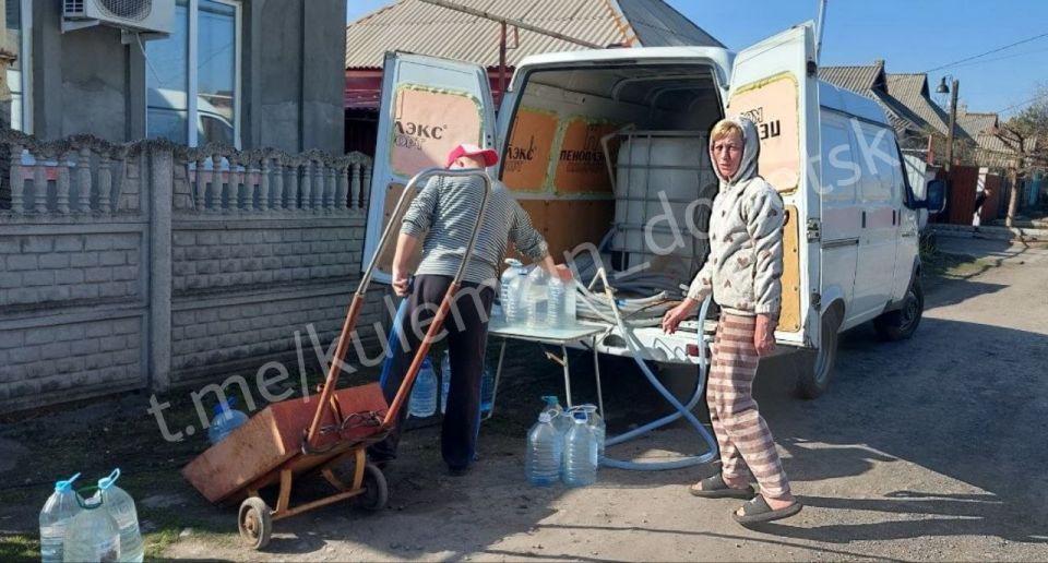Алексей Кулемзин: Донецкие производители воды продолжают помогать Дончанам в условиях непростой ситуации с водоснабжением Алексей Кулемзин: Донецкие производители воды продолжают помогать Дончанам в условиях непростой ситуации с водоснабжением