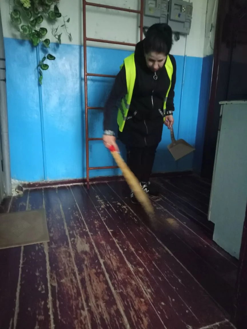 Сотрудники производственного участка №6 ЖРУ (пгт Мироновский) Енакиевского филиала по управлению МКД провели плановые работы по санитарному содержанию жилого фонда Сотрудники производственного участка №6 ЖРУ (пгт Мироновский) Енакиевского филиала по управлению МКД провели плановые работы по санитарному содержанию жилого фонда