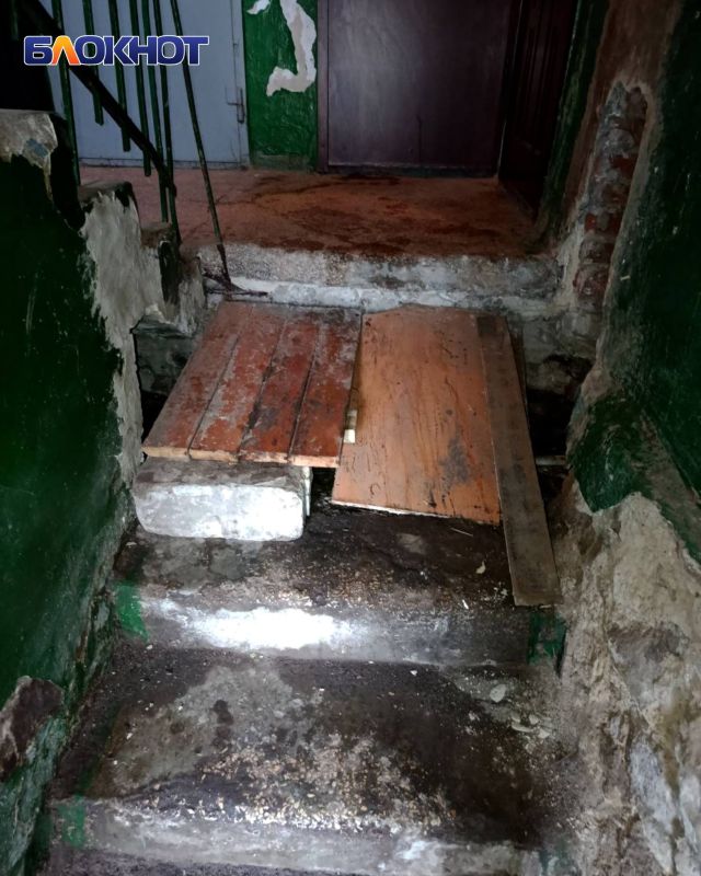 Семь месяцев по колено «в дерьме» жители Донецка ждут ремонта канализации Семь месяцев по колено «в дерьме» жители Донецка ждут ремонта канализации
