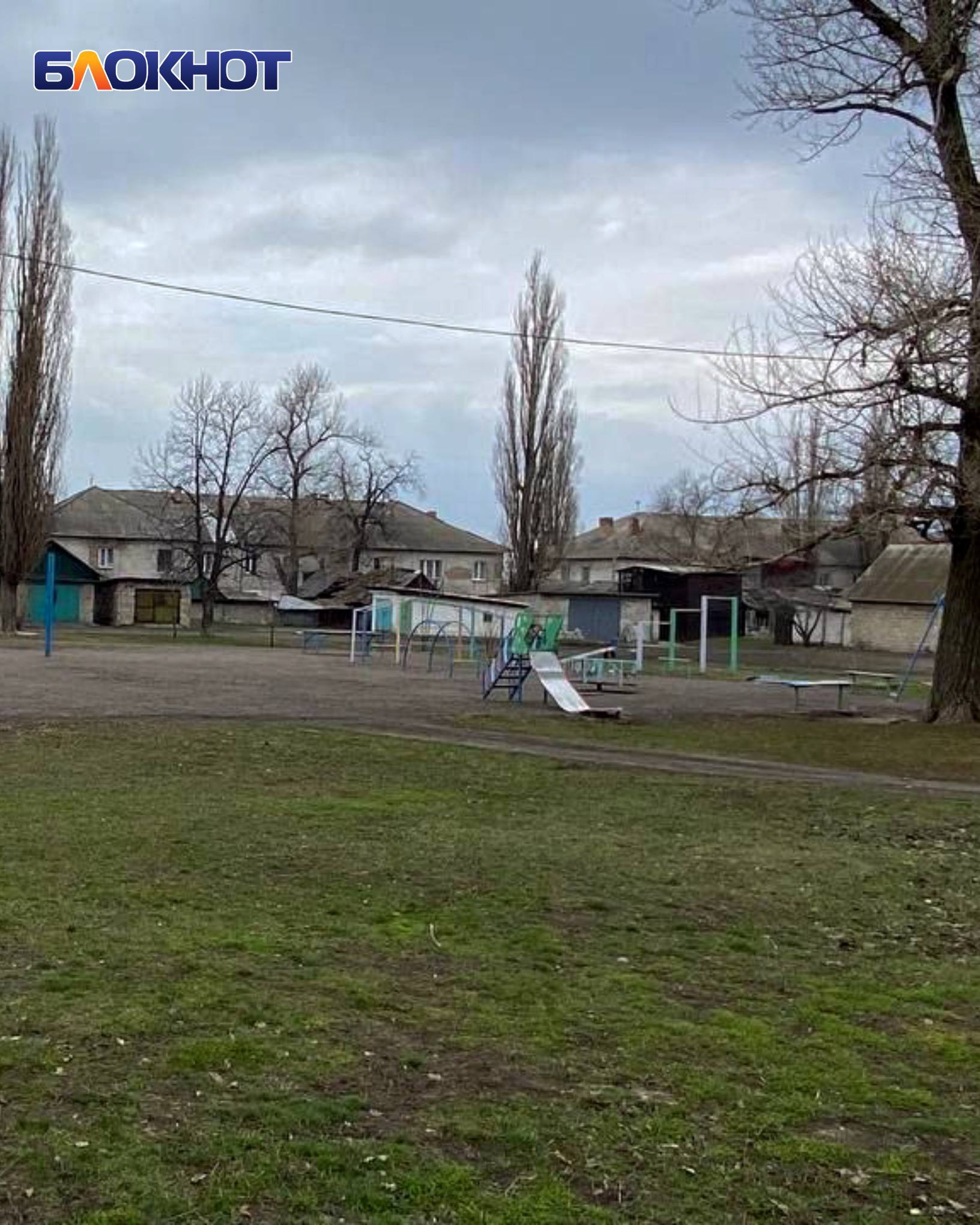 Дети в центре Пролетарского вынуждены играть на аварийной площадке Дети в центре Пролетарского вынуждены играть на аварийной площадке