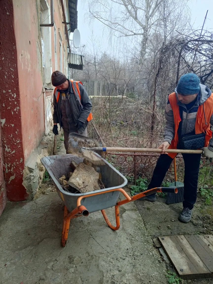 Сотрудники производственного участка №6 ЖРУ (пгт Мироновский) Енакиевского филиала по управлению МКД провели плановые работы по санитарному содержанию жилого фонда Сотрудники производственного участка №6 ЖРУ (пгт Мироновский) Енакиевского филиала по управлению МКД провели плановые работы по санитарному содержанию жилого фонда