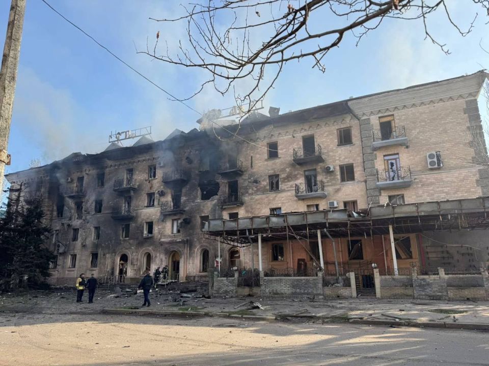 Александр Коц: В Славянске раздолбали легендарную гостиницу Александр Коц: В Славянске раздолбали легендарную гостиницу