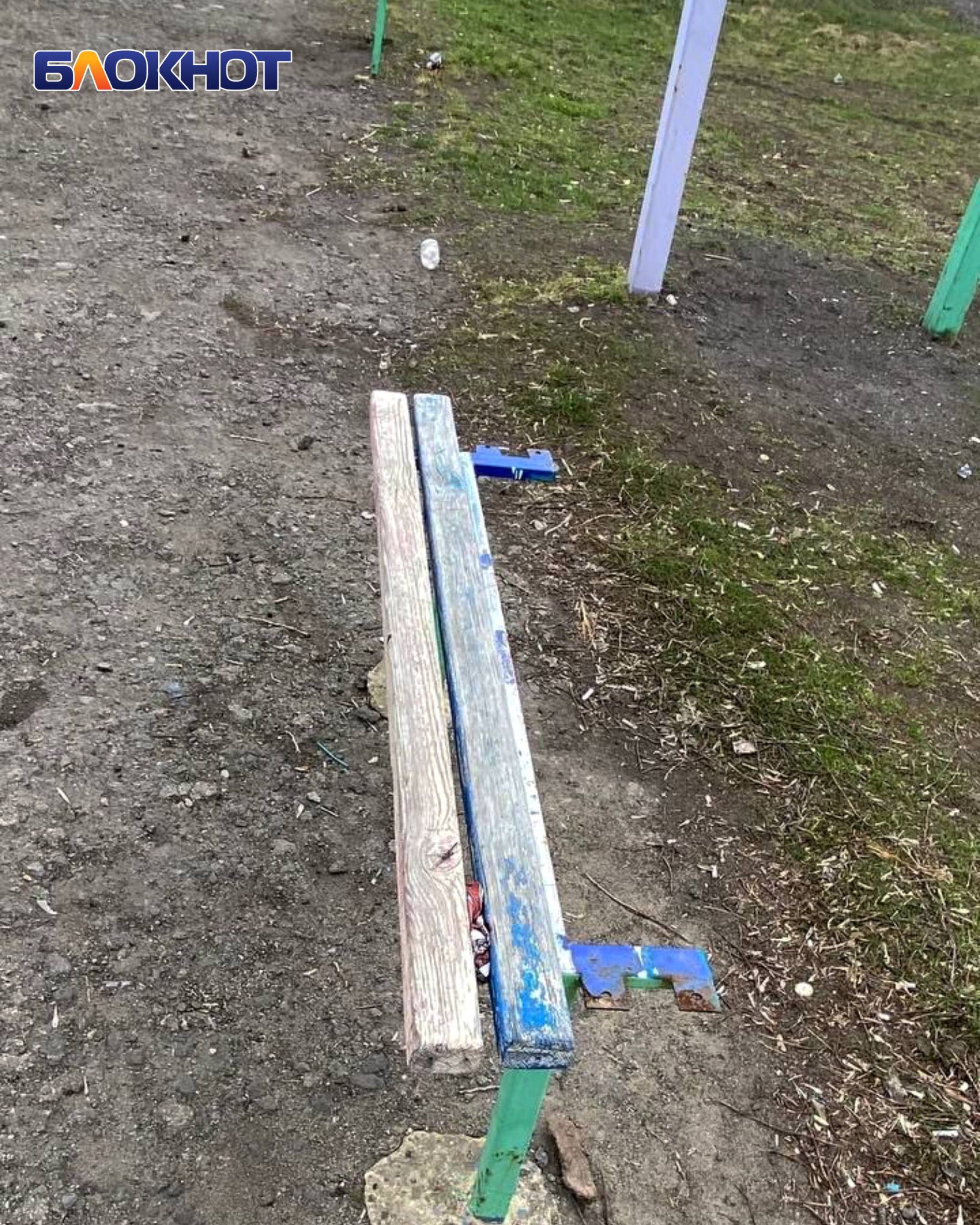 Дети в центре Пролетарского вынуждены играть на аварийной площадке Дети в центре Пролетарского вынуждены играть на аварийной площадке