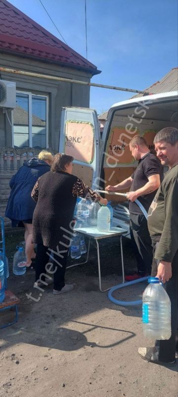 Алексей Кулемзин: Донецкие производители воды продолжают помогать Дончанам в условиях непростой ситуации с водоснабжением Алексей Кулемзин: Донецкие производители воды продолжают помогать Дончанам в условиях непростой ситуации с водоснабжением