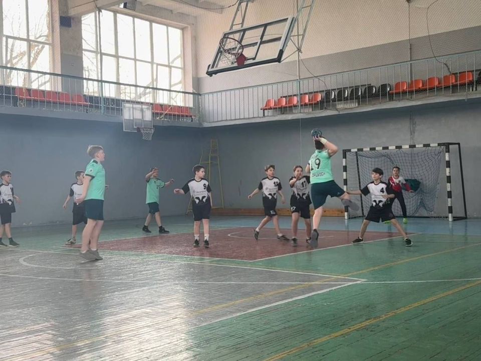 29 марта на базе спортивного комплекса "Трубник" прошло открытое Первенство города Харцызска по гандболу среди юношей и девушек 2012 г.р. и младше 29 марта на базе спортивного комплекса "Трубник" прошло открытое Первенство города Харцызска по гандболу среди юношей и девушек 2012 г.р. и младше