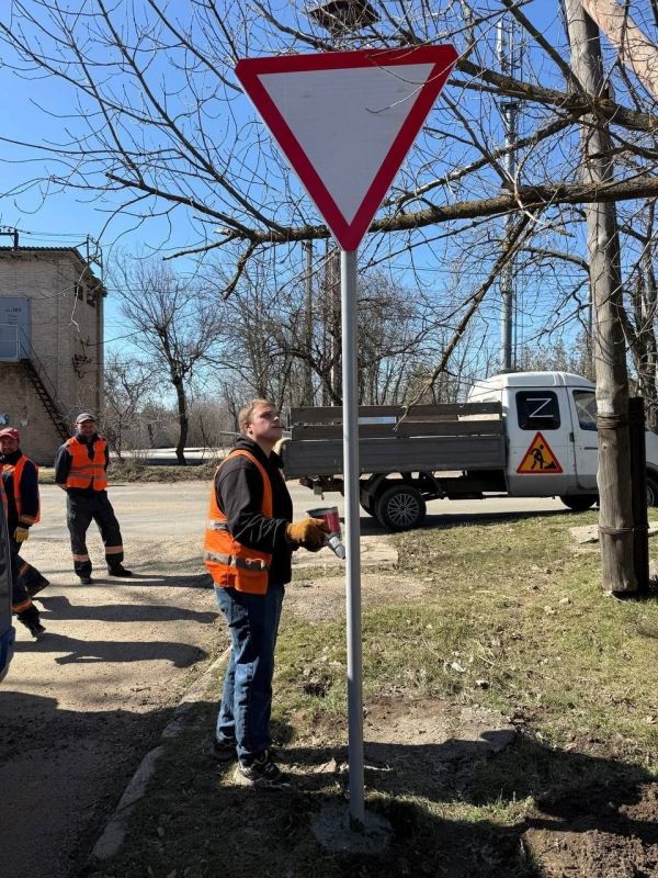 Александр Качанов: В марте текущего года городской округ Докучаевск пополнился 45 новыми дорожными знаками, а также одним дорожным зеркалом, что призвано улучшить видимость и предотвратить аварийные ситуации Александр Качанов: В марте текущего года городской округ Докучаевск пополнился 45 новыми дорожными знаками, а также одним дорожным зеркалом, что призвано улучшить видимость и предотвратить аварийные ситуации